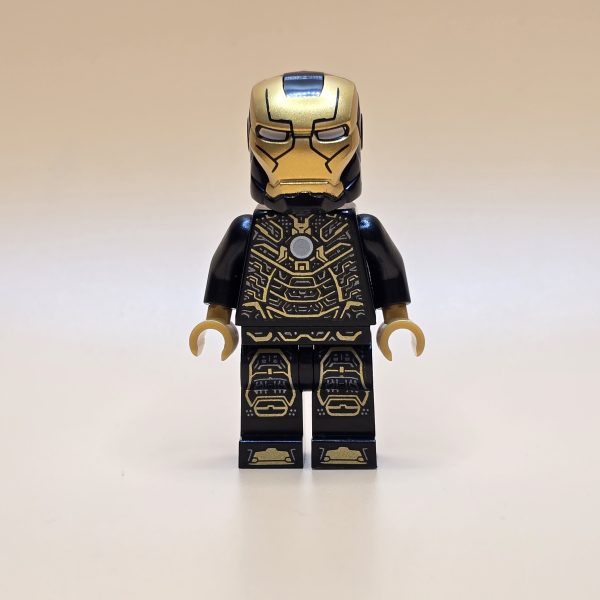 LEGO® Super Heroes Minifigur Iron Man Mark 41 Armor sh0567 – Gebraucht. Schwarze Rüstung mit goldenen Akzenten, transklarer Kopf und einzigartiger Helm. Perfekt für Sammler und LEGO®-Fans.