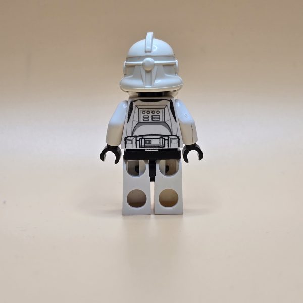 LEGO Minifigur sw0126 – Clone Trooper Phase 2 mit weißer Rüstung und durchgehendem Munddesign aus Star Wars Episode III.