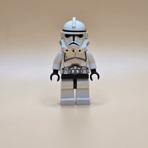 LEGO Minifigur sw0126 – Clone Trooper Phase 2 mit weißer Rüstung und durchgehendem Munddesign aus Star Wars Episode III.