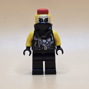 LEGO Ninjago Minifigur Chopper Maroon (njo388) – Gebraucht. Detailreich gestalteter Biker mit Skull-Graffiti, Sons of Garmadon-Logo und rotem Katana. Perfekt für Sammler und LEGO-Fans.