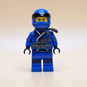 LEGO Ninjago Minifigur Jay (njo389) – Gebraucht. Detailreich gestalteter blauer Ninja mit Blitz-Emblem. Perfekt für Sammler und LEGO-Fans.