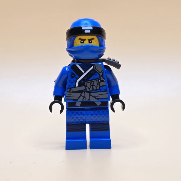 LEGO Ninjago Minifigur Jay (njo389) – Gebraucht. Detailreich gestalteter blauer Ninja mit Blitz-Emblem. Perfekt für Sammler und LEGO-Fans.