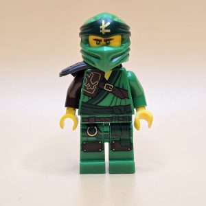 LEGO Ninjago Minifigur Lloyd (njo544) – Gebraucht. Detailreich gestalteter Grüner Ninja mit goldenen Akzenten. Perfekt für Sammler und LEGO-Fans.