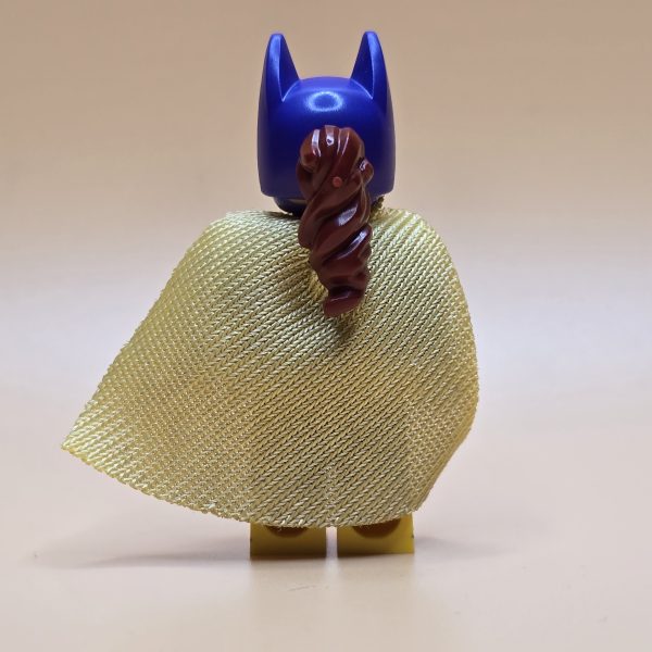 LEGO Minifigur Batgirl (sh0305) – dunkellila Anzug, gelber Umhang, doppelseitiges Gesicht.