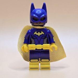 LEGO Minifigur Batgirl (sh0305) – dunkellila Anzug, gelber Umhang, doppelseitiges Gesicht.
