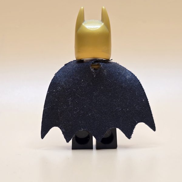 LEGO Batman Minifigur The Bat-Pack Batsuit (sh0310) – Gebraucht. Goldener Anzug mit Umhang aus der LEGO Batman Movie Serie. Perfekt für Sammler und LEGO-Fans.