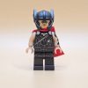 LEGO Thor Minifigur Sh409 – Gebraucht. Detaillierte Bedruckung mit rotem Cape und Helm. Perfekt für Sammler und LEGO-Fans.
