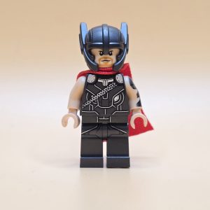 LEGO Thor Minifigur Sh409 – Gebraucht. Detaillierte Bedruckung mit rotem Cape und Helm. Perfekt für Sammler und LEGO-Fans.