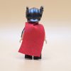 LEGO Thor Minifigur Sh409 – Gebraucht. Detaillierte Bedruckung mit rotem Cape und Helm. Perfekt für Sammler und LEGO-Fans.