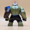 LEGO Hulk Big Figure sh0413 – Gebraucht. Detaillierte Bedruckung mit silbernem Helm und schwarzer Hose. Perfekt für Sammler und LEGO-Fans.
