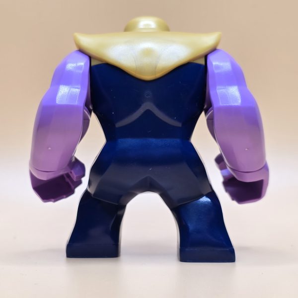 LEGO® Super Heroes Minifigur Thanos sh0504 – Gebraucht. Dunkelblaues Outfit mit lavendelfarbenen Armen und perlgoldenem Helm. Perfekt für Sammler und LEGO®-Fans.