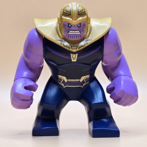 LEGO® Super Heroes Minifigur Thanos sh0504 – Gebraucht. Dunkelblaues Outfit mit lavendelfarbenen Armen und perlgoldenem Helm. Perfekt für Sammler und LEGO®-Fans.