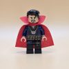 LEGO® Super Heroes Minifigur Doctor Strange sh0509 – Gebraucht. Dunkelblaues Outfit mit Halskette und rotem Umhang. Perfekt für Sammler und LEGO®-Fans.