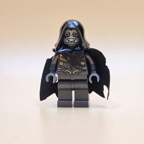 LEGO® Super Heroes Minifigur Corvus Glaive sh0511 – Gebraucht. Schwarzes Outfit mit goldenen Akzenten, zerrissener Umhang und Kapuze. Perfekt für Sammler und LEGO®-Fans.