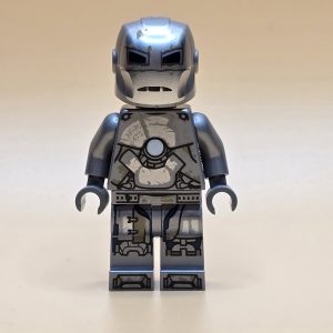 LEGO® Super Heroes Minifigur Iron Man Mark 1 Armor sh0565 – Gebraucht. Silberne Rüstung mit realistischen Gebrauchsspuren, transklarer Kopf und einzigartiger Helm. Perfekt für Sammler und LEGO®-Fans.