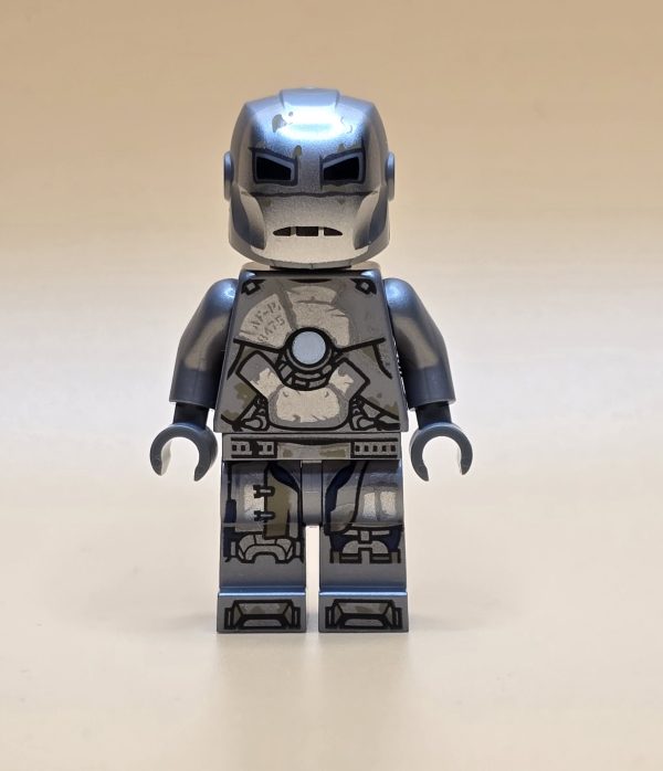 LEGO® Super Heroes Minifigur Iron Man Mark 1 Armor sh0565 – Gebraucht. Silberne Rüstung mit realistischen Gebrauchsspuren, transklarer Kopf und einzigartiger Helm. Perfekt für Sammler und LEGO®-Fans.