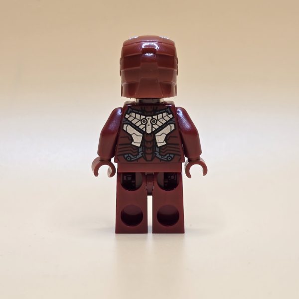 LEGO® Super Heroes Minifigur Iron Man Mark 5 Armor sh0566 – Gebraucht. Silber-rote Rüstung mit realistischen Gebrauchsspuren, transklarer Kopf und einzigartiger Helm. Perfekt für Sammler und LEGO®-Fans.