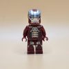 LEGO® Super Heroes Minifigur Iron Man Mark 5 Armor sh0566 – Gebraucht. Silber-rote Rüstung mit realistischen Gebrauchsspuren, transklarer Kopf und einzigartiger Helm. Perfekt für Sammler und LEGO®-Fans.