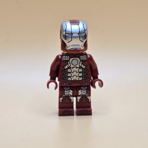 LEGO® Super Heroes Minifigur Iron Man Mark 5 Armor sh0566 – Gebraucht. Silber-rote Rüstung mit realistischen Gebrauchsspuren, transklarer Kopf und einzigartiger Helm. Perfekt für Sammler und LEGO®-Fans.