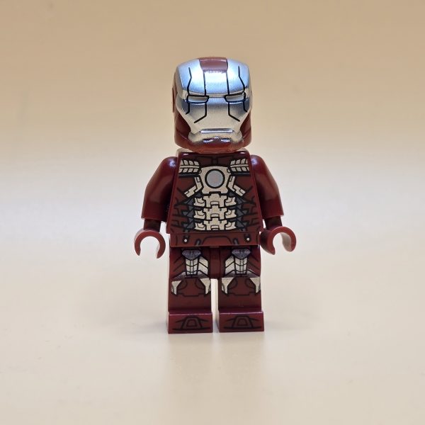 LEGO® Super Heroes Minifigur Iron Man Mark 5 Armor sh0566 – Gebraucht. Silber-rote Rüstung mit realistischen Gebrauchsspuren, transklarer Kopf und einzigartiger Helm. Perfekt für Sammler und LEGO®-Fans.
