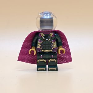 LEGO® Super Heroes Minifigur Mysterio sh0580 – Gebraucht. Magentafarbener Anzug mit flachsilbernem Kopf und transparentem Helm. Perfekt für Sammler und LEGO®-Fans.