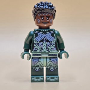 LEGO Minifigur Nakia sh0844 – Gebraucht. Dunkelgrüner Anzug mit exklusivem Haarteil. Aus dem Marvel-Set 76214. Perfekt für Superhelden-Fans!