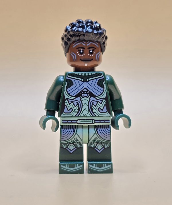 LEGO Minifigur Nakia sh0844 – Gebraucht. Dunkelgrüner Anzug mit exklusivem Haarteil. Aus dem Marvel-Set 76214. Perfekt für Superhelden-Fans!