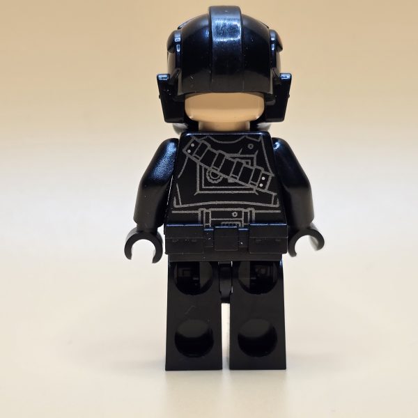 LEGO Minifigur sw0986 – Inferno Squad Agent mit schwarzem Helm, roten Markierungen und Utility-Gürtel aus Star Wars Battlefront II.