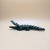 LEGO Alligator Dunkelgrün (Part 18904c01pb01), 20 Zähne, gelbe Augen mit Glanz, bewegliche Teile durch blauen Technic‑Pin.