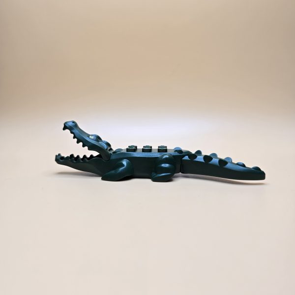 LEGO Alligator Dunkelgrün (Part 18904c01pb01), 20 Zähne, gelbe Augen mit Glanz, bewegliche Teile durch blauen Technic‑Pin.