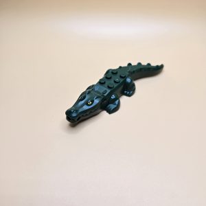 LEGO Alligator Dunkelgrün (Part 18904c01pb01), 20 Zähne, gelbe Augen mit Glanz, bewegliche Teile durch blauen Technic‑Pin.