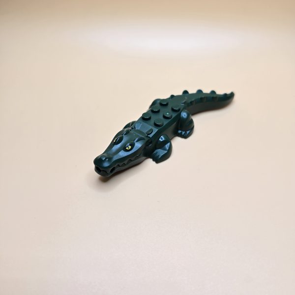 LEGO Alligator Dunkelgrün (Part 18904c01pb01), 20 Zähne, gelbe Augen mit Glanz, bewegliche Teile durch blauen Technic‑Pin.