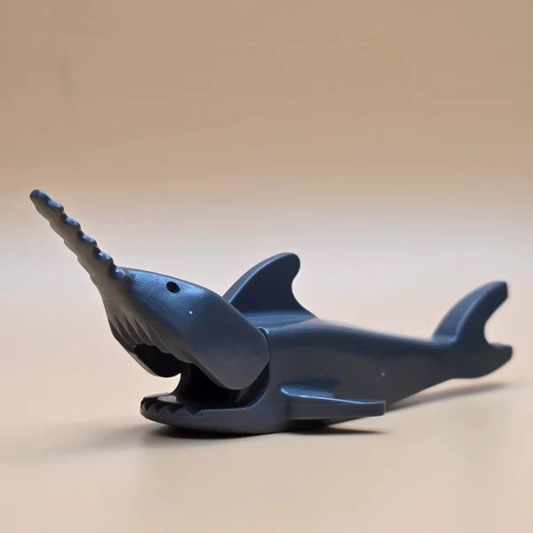 LEGO Sägefisch 2547c02 – Gebraucht. Dunkelgraues LEGO-Tierteil mit charakteristischer Säge. Perfekt für Sammler und LEGO-Fans.