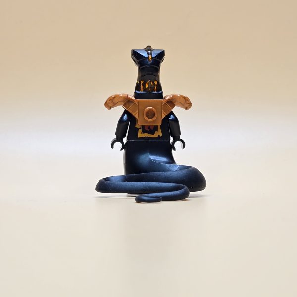 LEGO Ninjago Minifigur Char Njo541 – Gebraucht. Dunkler Feuer-Krieger mit Schlangen-Helm und Schuppenpanzer. Für Fans und Sammler.