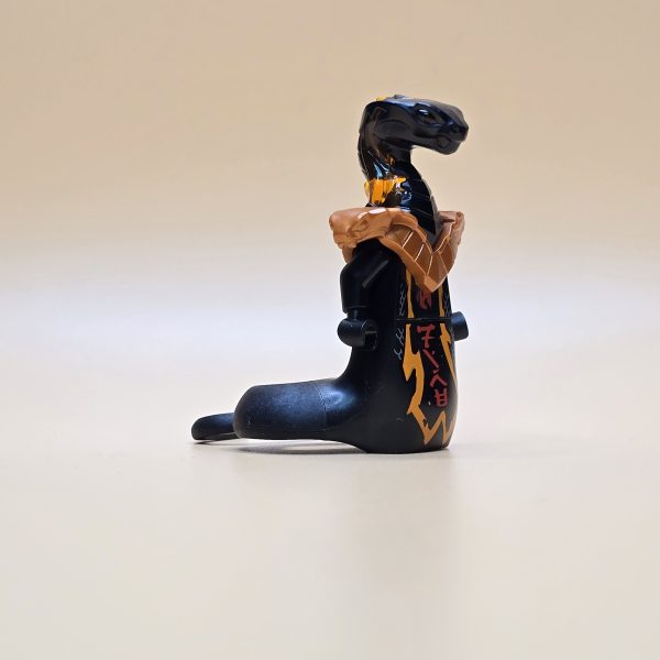 LEGO Ninjago Minifigur Char Njo541 – Gebraucht. Dunkler Feuer-Krieger mit Schlangen-Helm und Schuppenpanzer. Für Fans und Sammler.