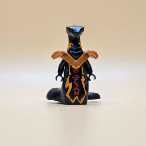 LEGO Ninjago Minifigur Char Njo541 – Gebraucht. Dunkler Feuer-Krieger mit Schlangen-Helm und Schuppenpanzer. Für Fans und Sammler.