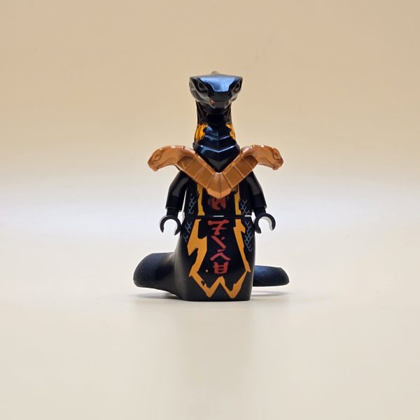 LEGO Ninjago Minifigur Char Njo541 – Gebraucht. Dunkler Feuer-Krieger mit Schlangen-Helm und Schuppenpanzer. Für Fans und Sammler.