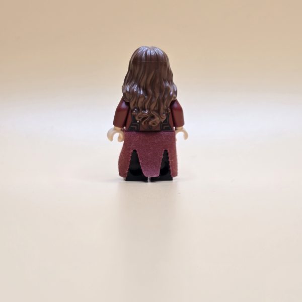 LEGO Scarlet Witch Minifigur SH0256 – Gebraucht. Wanda Maximoff mit rotem Outfit & Stoffcape. Ideal für Marvel-Sammler & Superhelden-Fans.