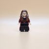LEGO Scarlet Witch Minifigur SH0256 – Gebraucht. Wanda Maximoff mit rotem Outfit & Stoffcape. Ideal für Marvel-Sammler & Superhelden-Fans.