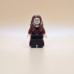 LEGO Scarlet Witch Minifigur SH0256 – Gebraucht. Wanda Maximoff mit rotem Outfit & Stoffcape. Ideal für Marvel-Sammler & Superhelden-Fans.