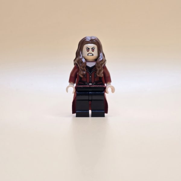 LEGO Scarlet Witch Minifigur SH0256 – Gebraucht. Wanda Maximoff mit rotem Outfit & Stoffcape. Ideal für Marvel-Sammler & Superhelden-Fans.