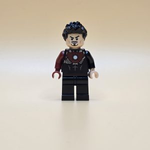 LEGO Minifigur Tony Stark SH0584 – Schwarzer Iron Man Suit mit rotem Arm. Gebraucht, selten & detailreich.
