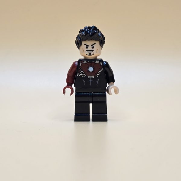 LEGO Minifigur Tony Stark SH0584 – Schwarzer Iron Man Suit mit rotem Arm. Gebraucht, selten & detailreich.