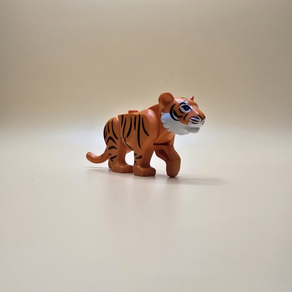 LEGO Tiger Großkatze Reddish Orange (bb0787c05pb01) mit weißem Maul und schwarzen Streifen, große LEGO-Figur perfekt für Wildlife-Sets.