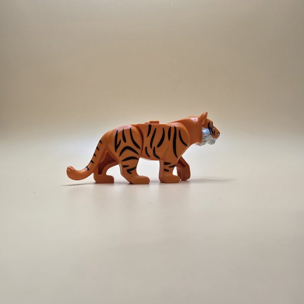 LEGO Tiger Großkatze Reddish Orange (bb0787c05pb01) mit weißem Maul und schwarzen Streifen, große LEGO-Figur perfekt für Wildlife-Sets.