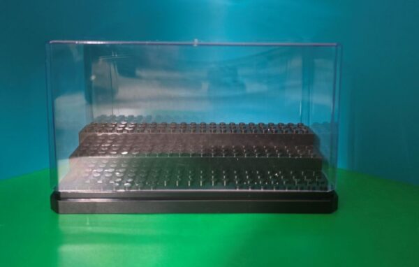 Acryl-Vitrine mit 3 Etagen – Staubschutz & Präsentationsständer für Puppen, Bausteine & Figuren