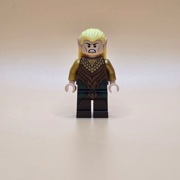 LEGO Hobbit Minifigur Legolas lor035 – Elbenkrieger in Reddish Brown mit Goldverzierungen. Sehr guter Zustand, keine Cracks.