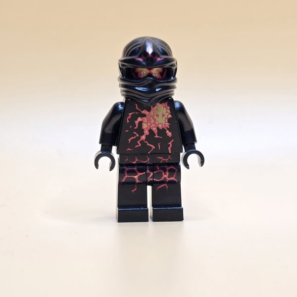 LEGO Ninjago Minifigur Cole NRG njo057 – Gebraucht. Energiegeladene Darstellung des Erde-Ninjas. Perfekt für Sammler und LEGO-Fans.