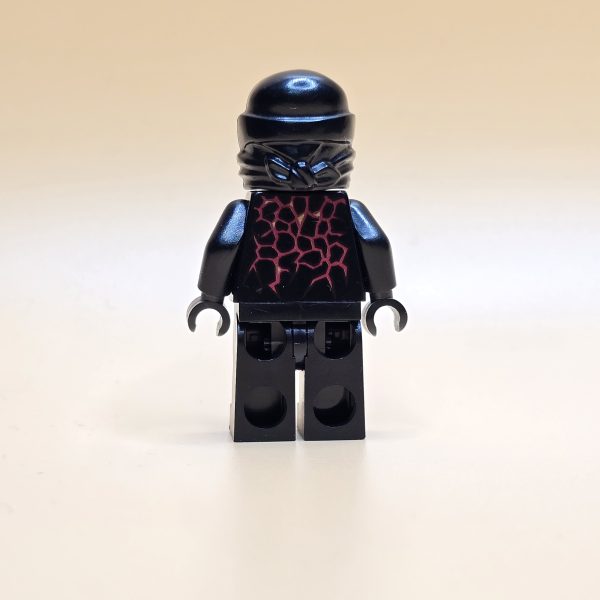 LEGO Ninjago Minifigur Cole NRG njo057 – Gebraucht. Energiegeladene Darstellung des Erde-Ninjas. Perfekt für Sammler und LEGO-Fans.
