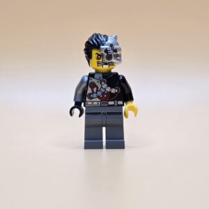 LEGO Ninjago Minifigur OverBorg Njo088 – Gebraucht. Cyborg mit mechanischem Bein und Schulterpanzerung. Original LEGO Figur aus der Rebooted-Serie.